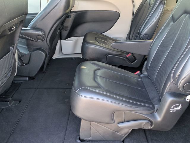 Used 2022 Chrysler Pacifica Touring-L image 25