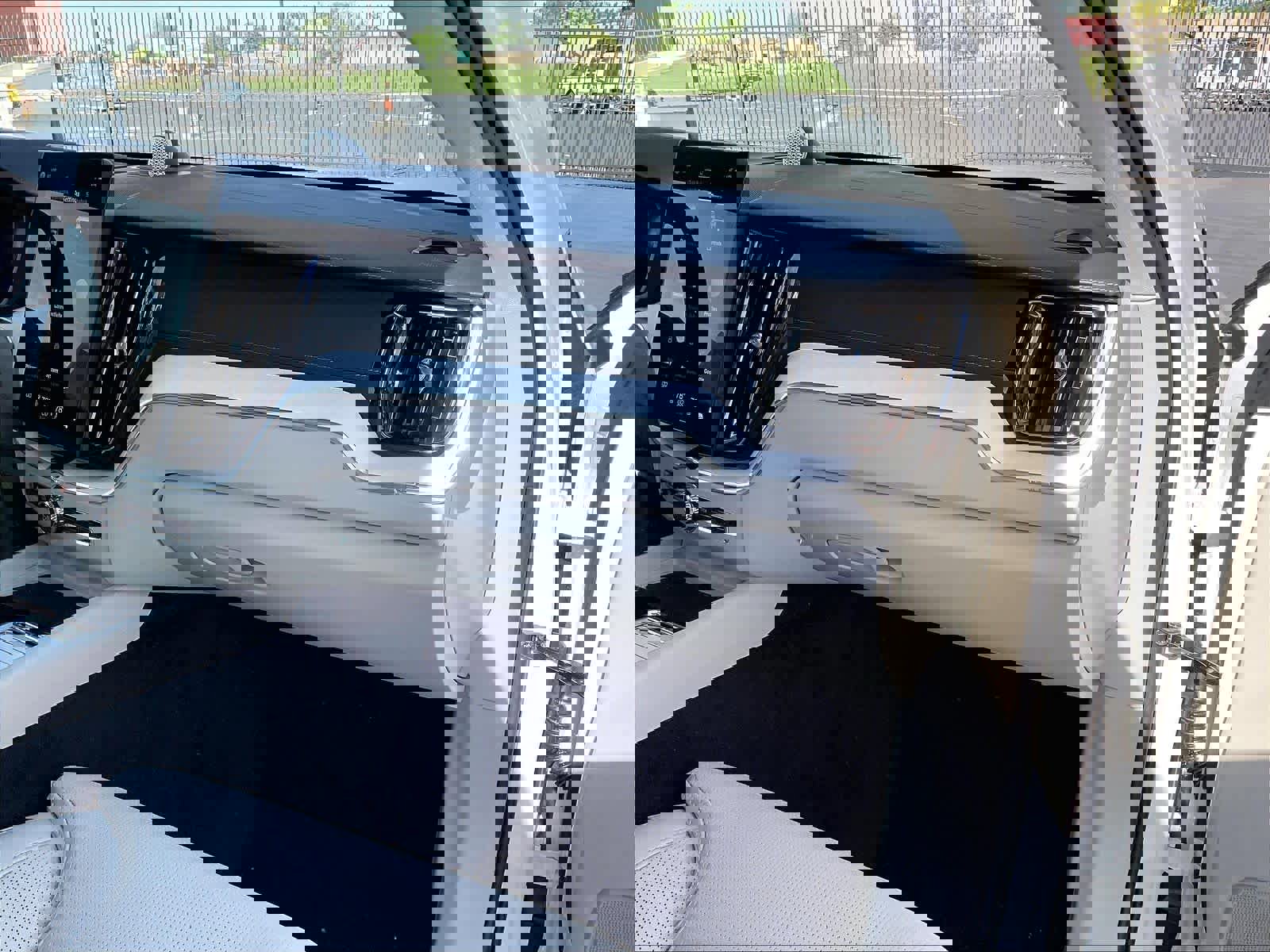 New 2026 Volvo XC60 T8 Ultra w/ Climate Package image 28