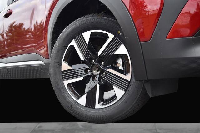 New 2026 Nissan Kicks SV w/ SV Premium Package image 3