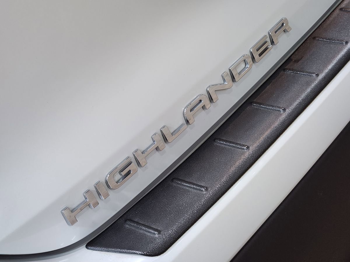 Used 2024 Toyota Highlander XLE FWD image 25