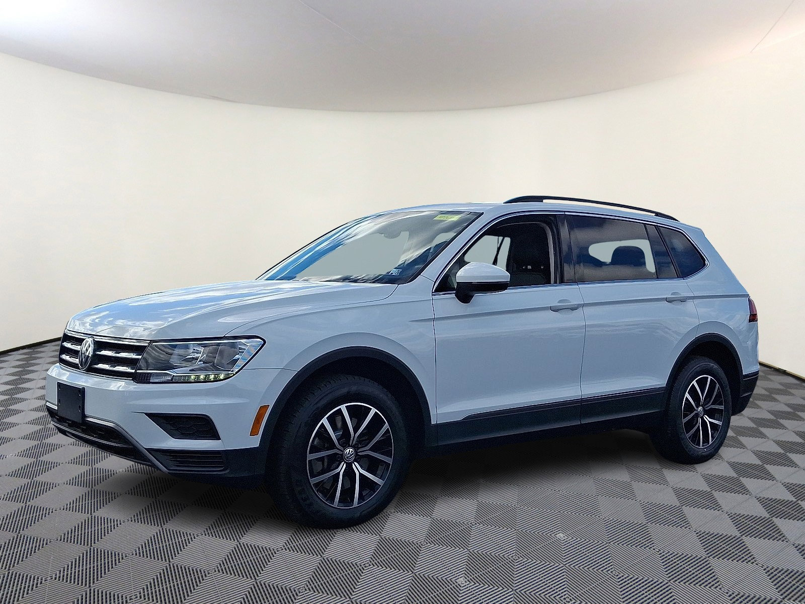 Certified 2021 Volkswagen Tiguan SE w/ Panoramic Sunroof Package image 3