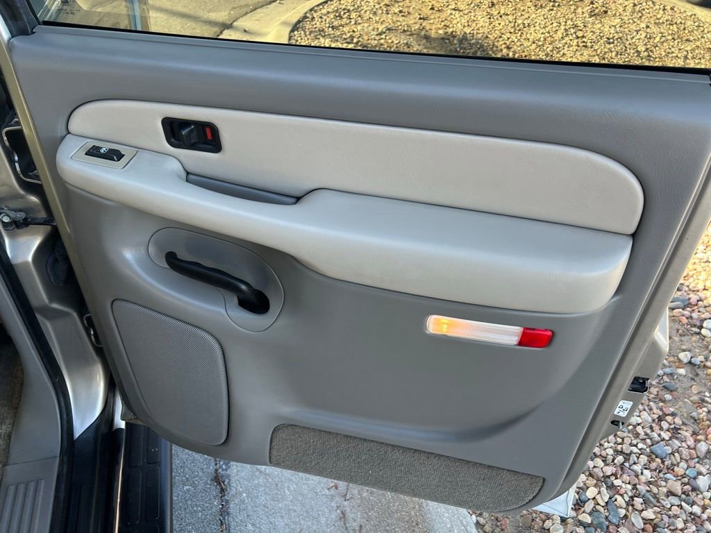 Used 2002 Chevrolet Suburban LT image 23