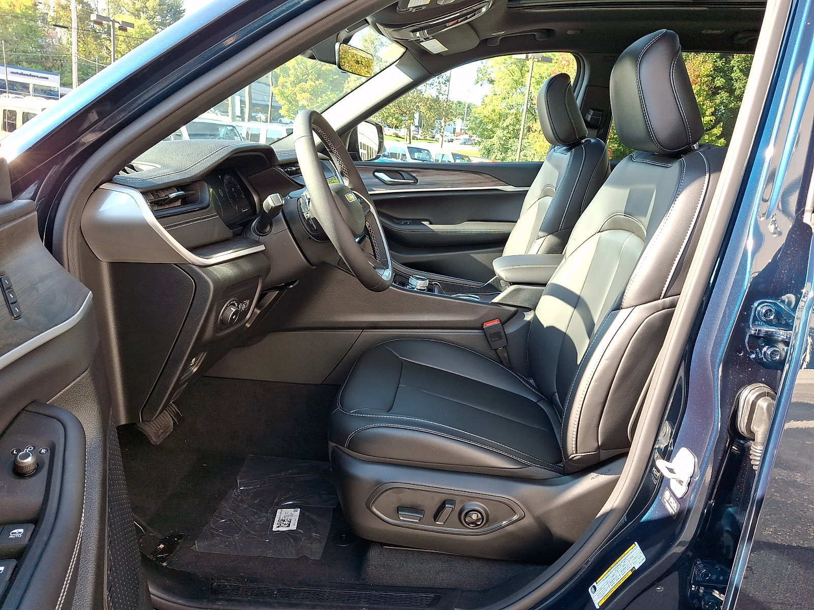 New 2027 Jeep Grand Cherokee Limited AWD/4WD image 9
