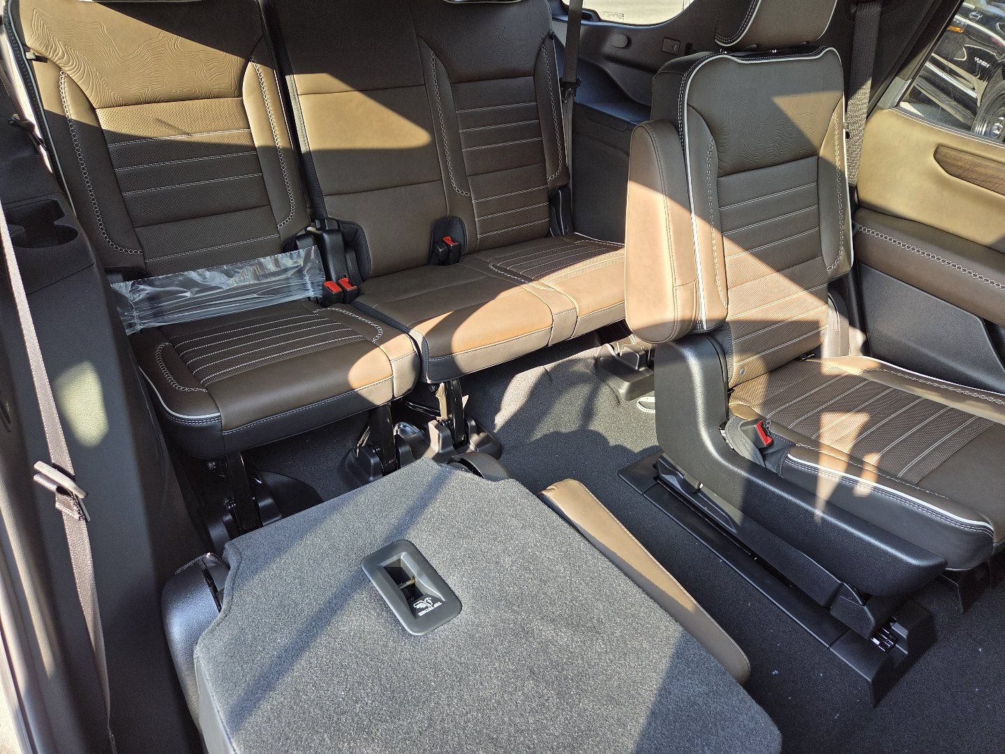 New 2026 GMC Yukon Denali Ultimate w/ LPO, Floor Liner Package AWD/4WD image 27