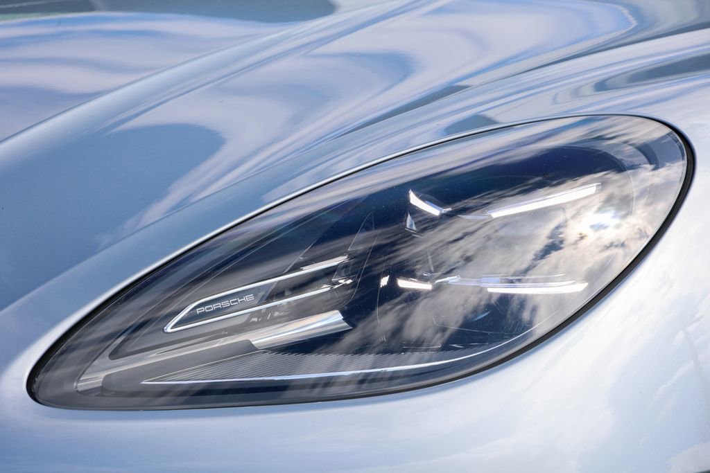 Certified 2025 Porsche Macan image 9