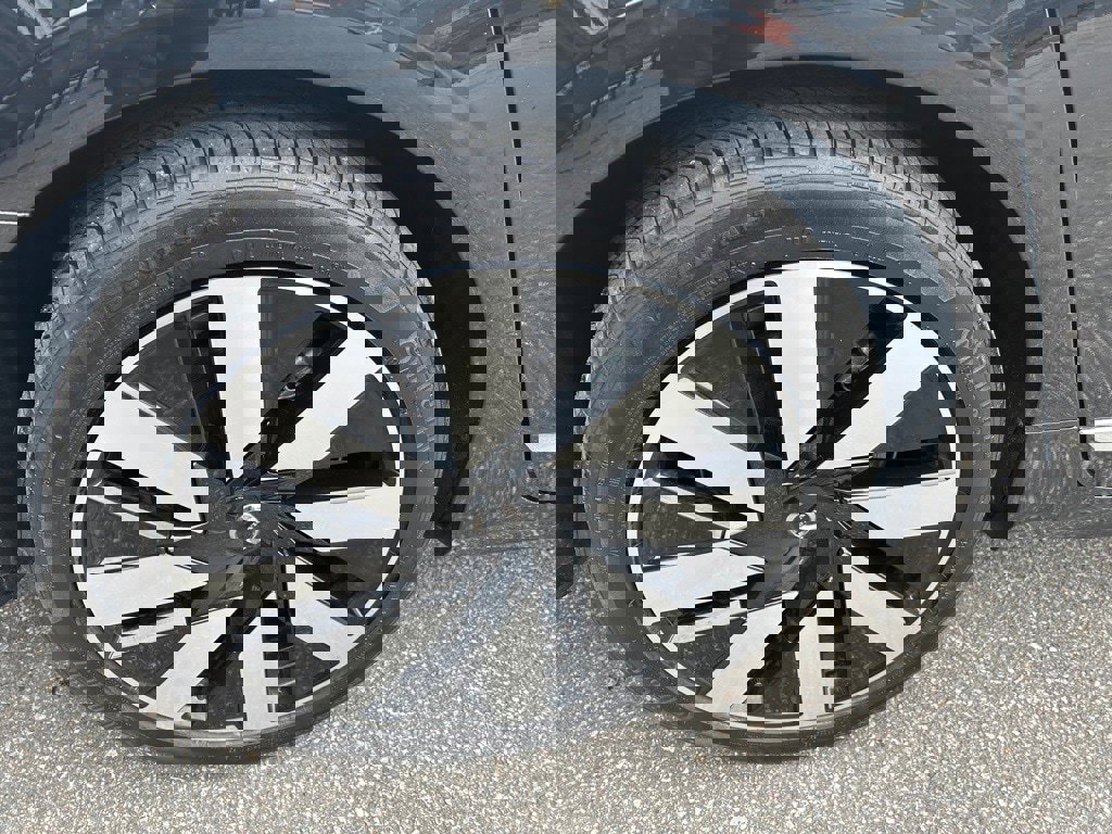 Certified 2025 Volvo S90 T8 Plus image 10