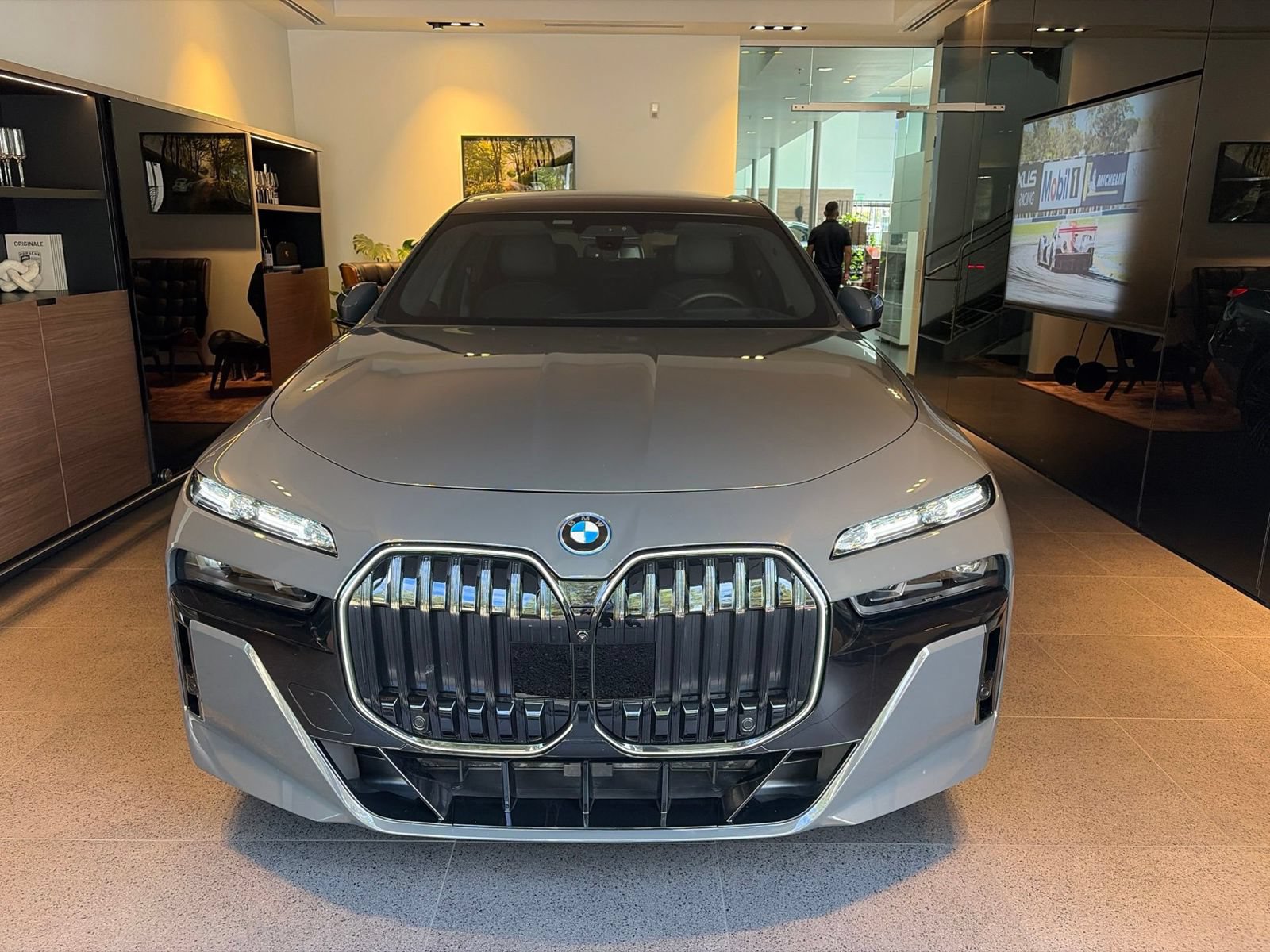 Used 2025 BMW 750e xDrive w/ Executive Package AWD/4WD image 1