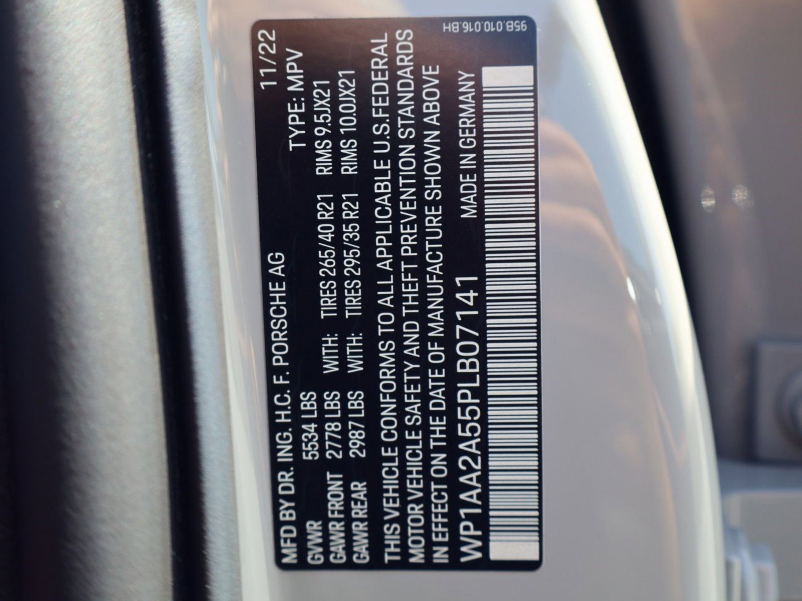 Certified 2023 Porsche Macan AWD/4WD image 29