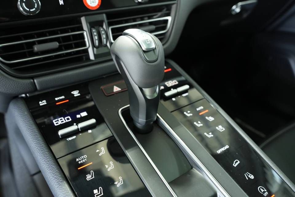 Certified 2025 Porsche Macan AWD/4WD image 24