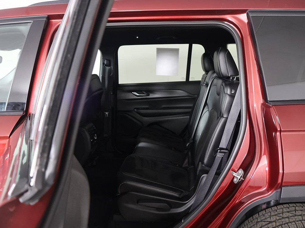 Used 2023 Jeep Grand Cherokee L Laredo image 30