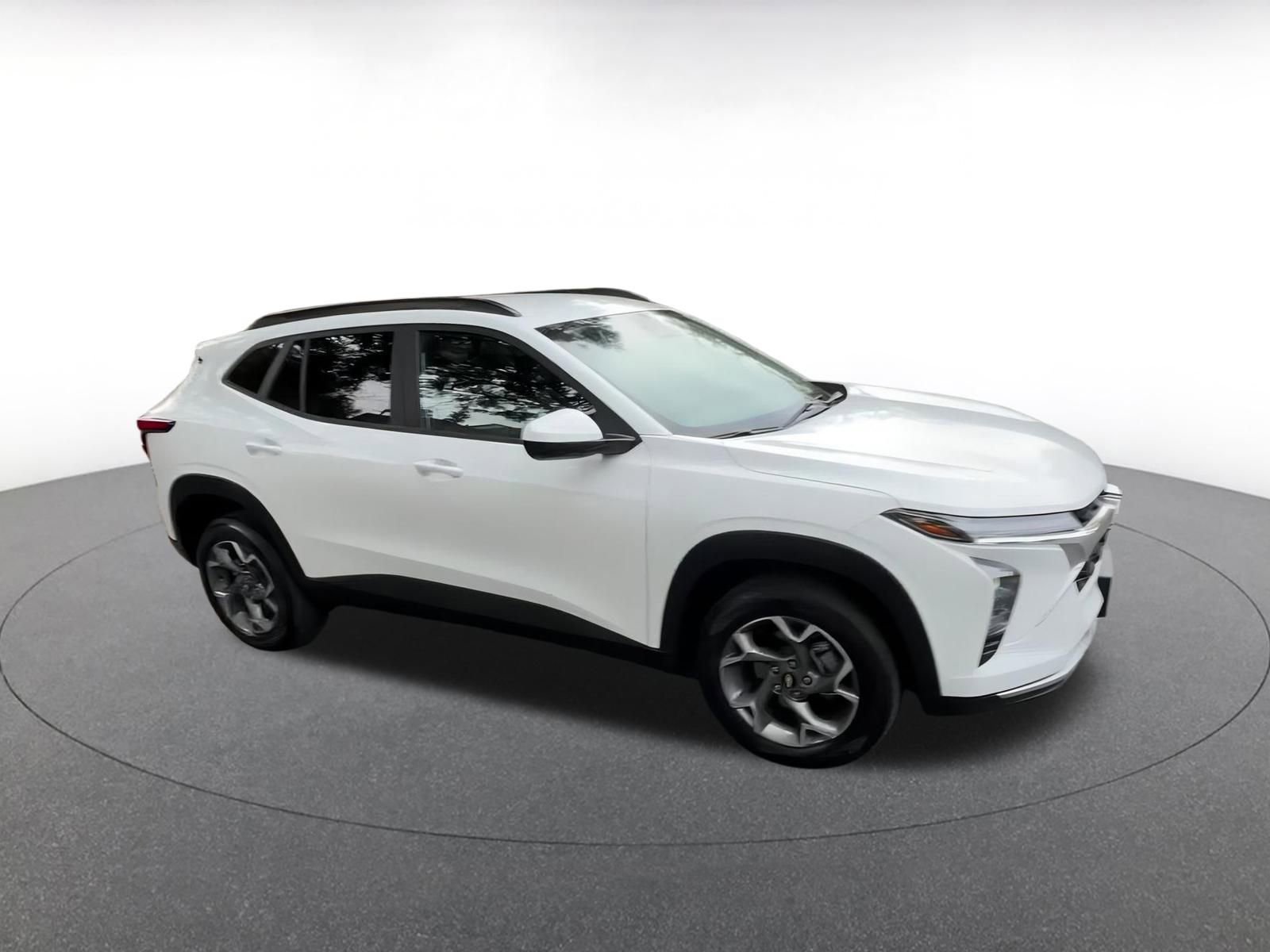 Used 2025 Chevrolet Trax LT image 2