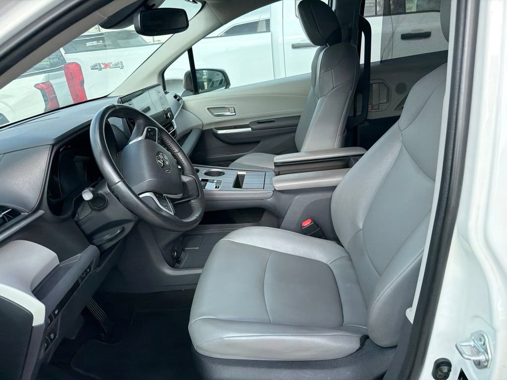 Used 2023 Toyota Sienna XLE FWD image 2