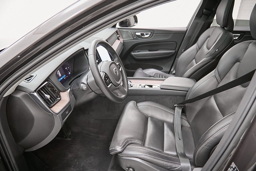 Certified 2023 Volvo XC60 B5 Ultimate w/ Climate Package image 17