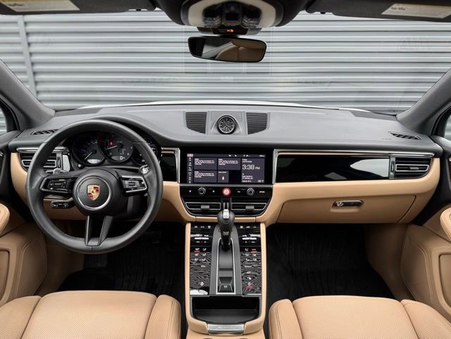 Certified 2025 Porsche Macan image 17