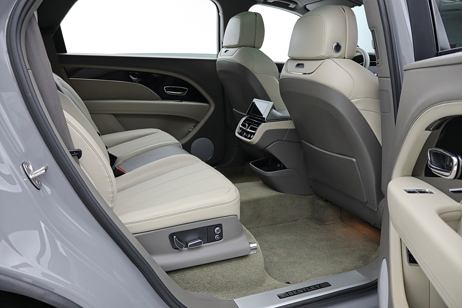 Used 2024 Bentley Bentayga Extended Wheelbase AWD/4WD image 41