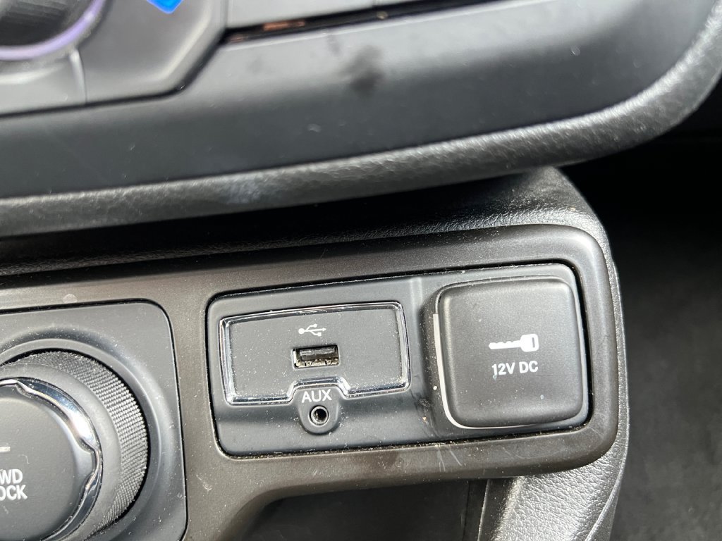 Used 2023 Jeep Renegade Latitude AWD/4WD image 35