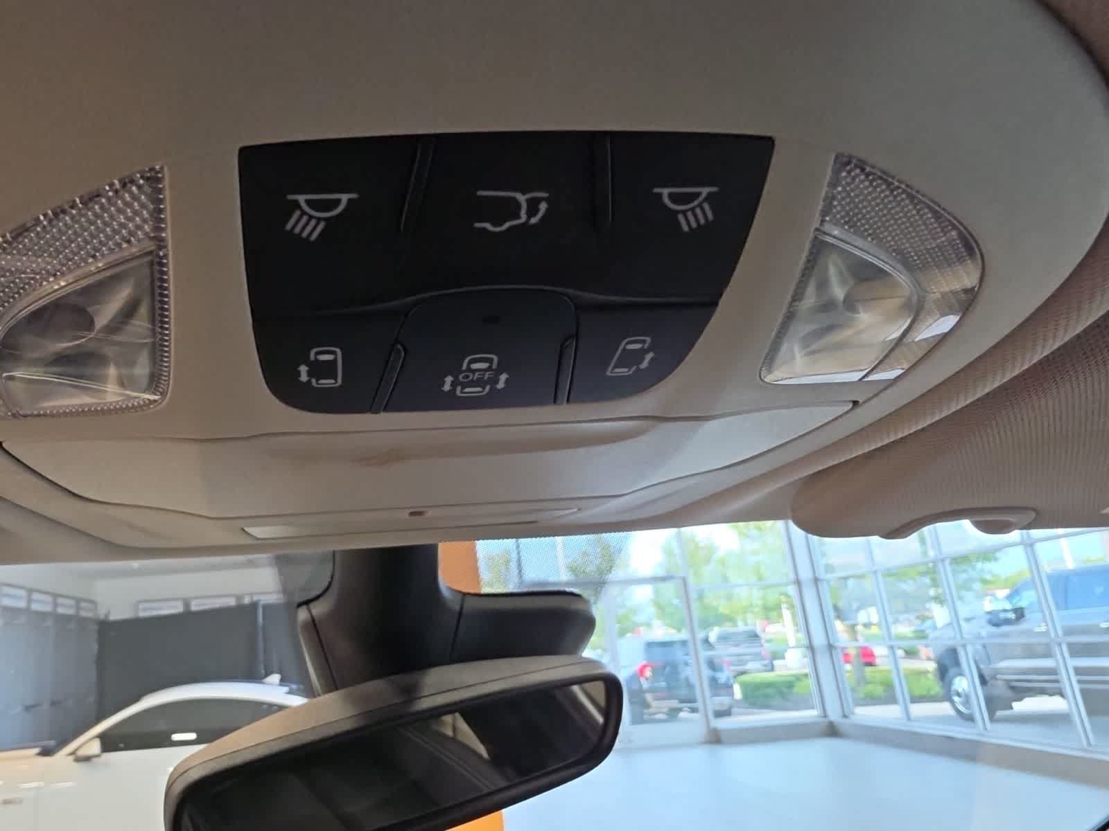 Used 2024 Chrysler Pacifica Touring-L FWD image 24