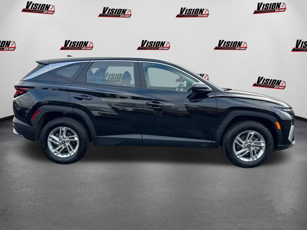 Certified 2025 Hyundai Tucson SE image 4