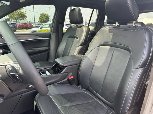 Used 2023 Jeep Grand Cherokee Overland AWD/4WD image 27