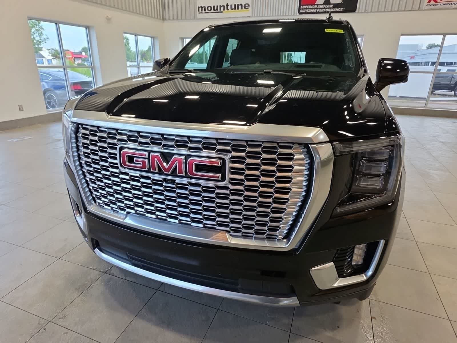 Used 2024 GMC Yukon XL Denali w/ Denali Reserve Package AWD/4WD image 2