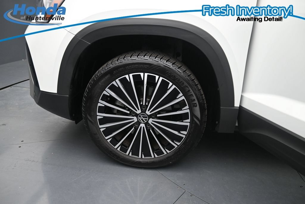 Used 2025 Volkswagen Taos SE w/ Panoramic Sunroof Package FWD image 14