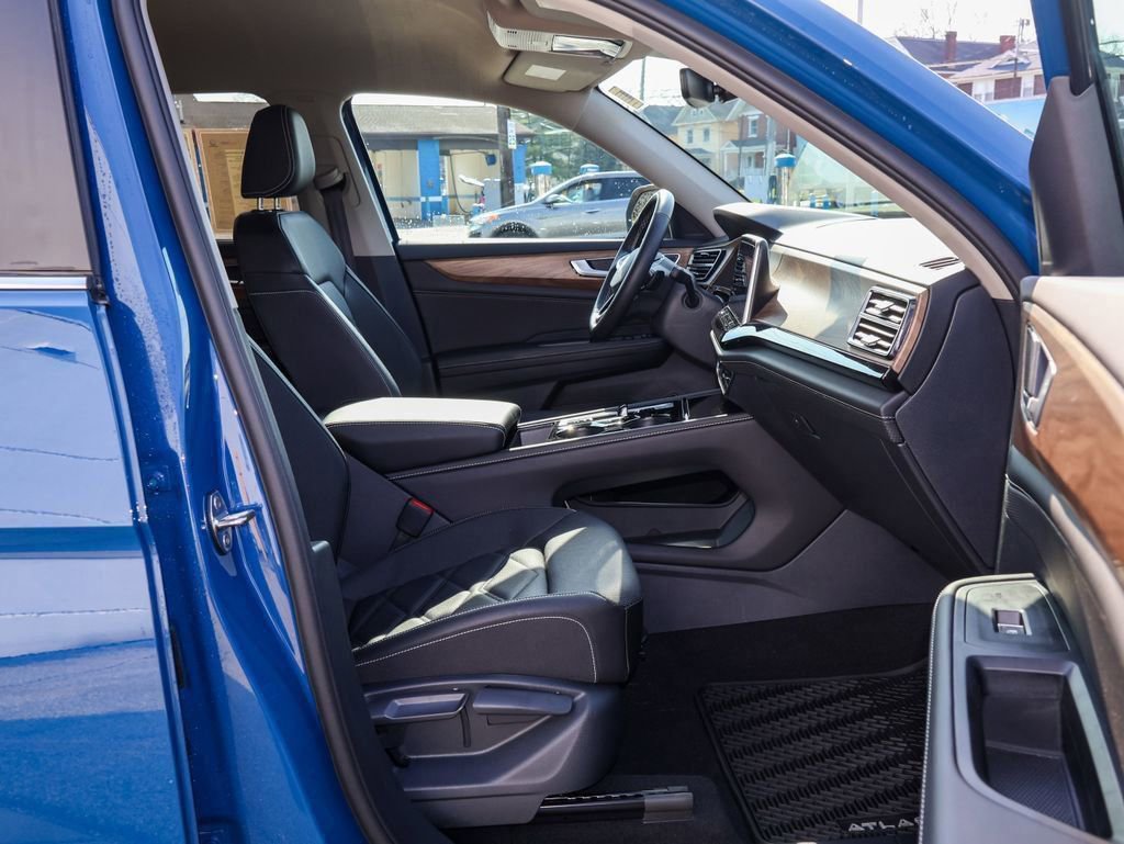 Certified 2025 Volkswagen Atlas SE w/ Black Wheel Package image 30