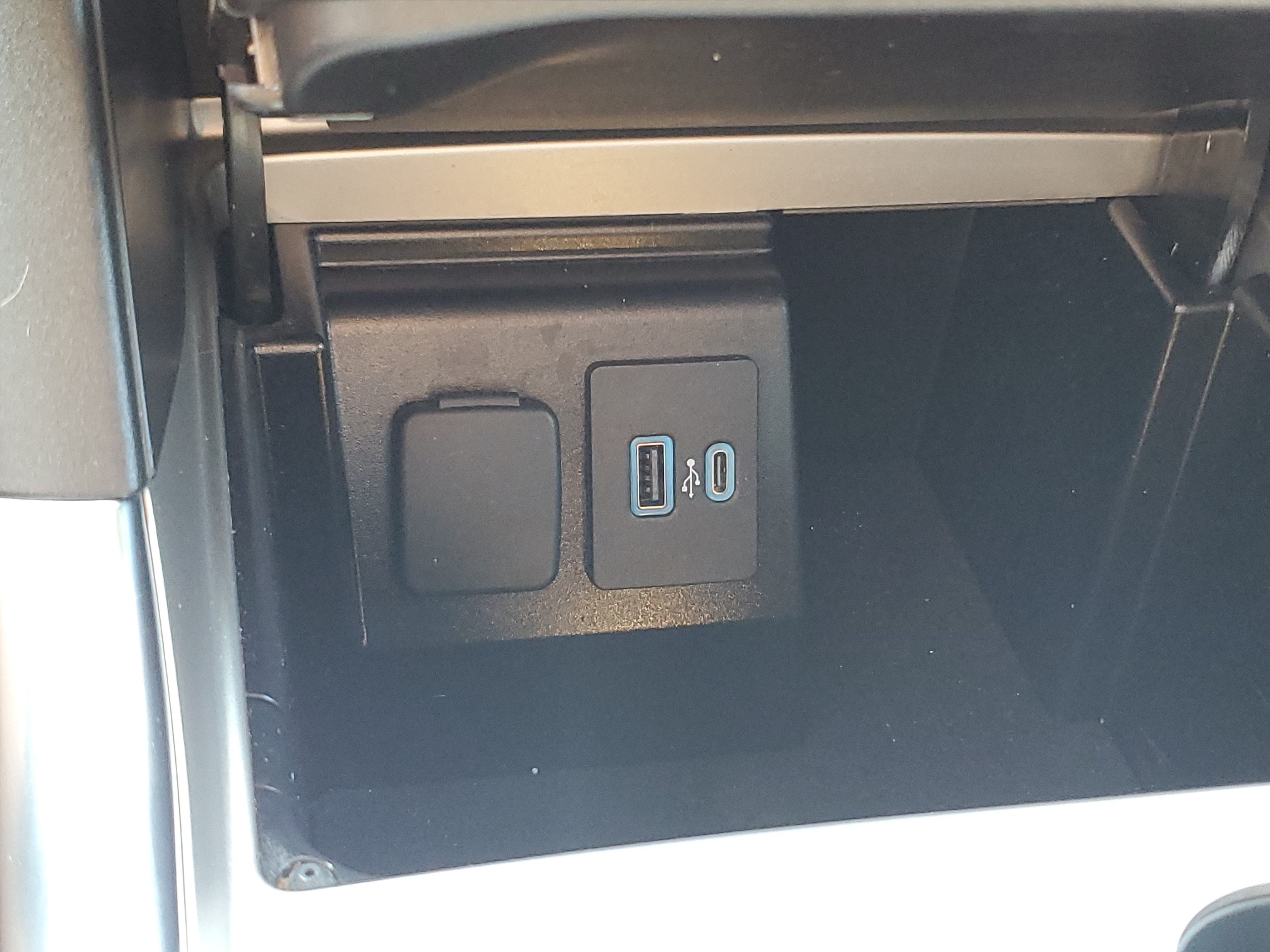 Used 2023 Ford Explorer XLT w/ Equipment Group 202A AWD/4WD image 32