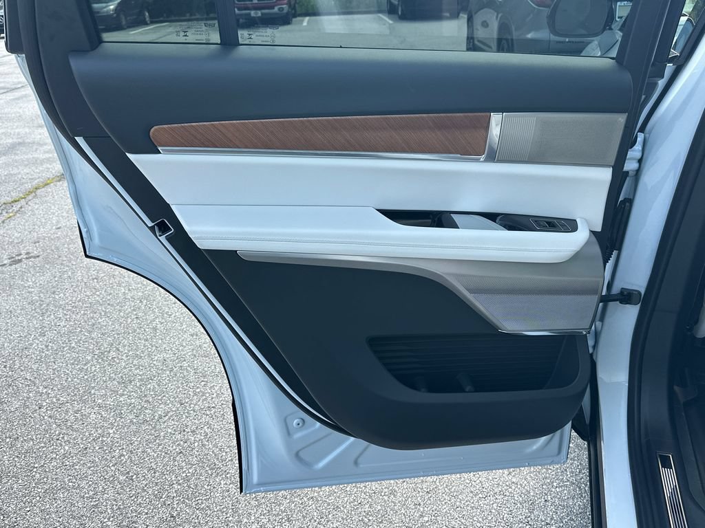 New 2027 Cadillac Vistiq Sport w/ LPO, Floor Liner Package AWD/4WD image 21
