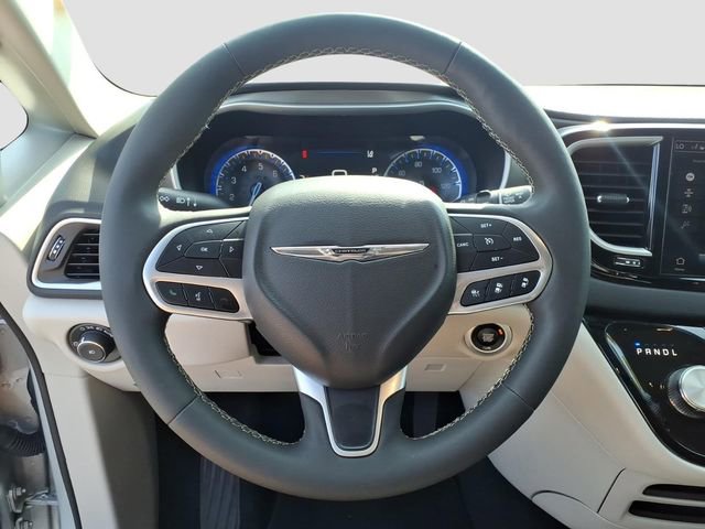 Used 2024 Chrysler Pacifica Touring-L image 19