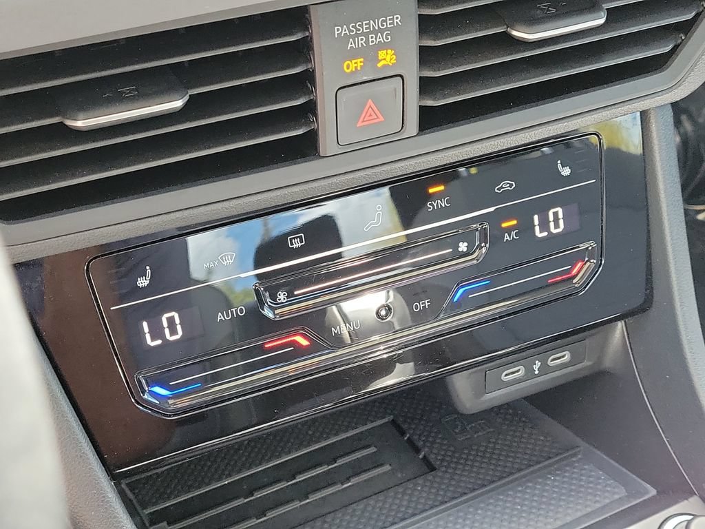 Certified 2025 Volkswagen Jetta SE w/ Sunroof Package FWD image 25