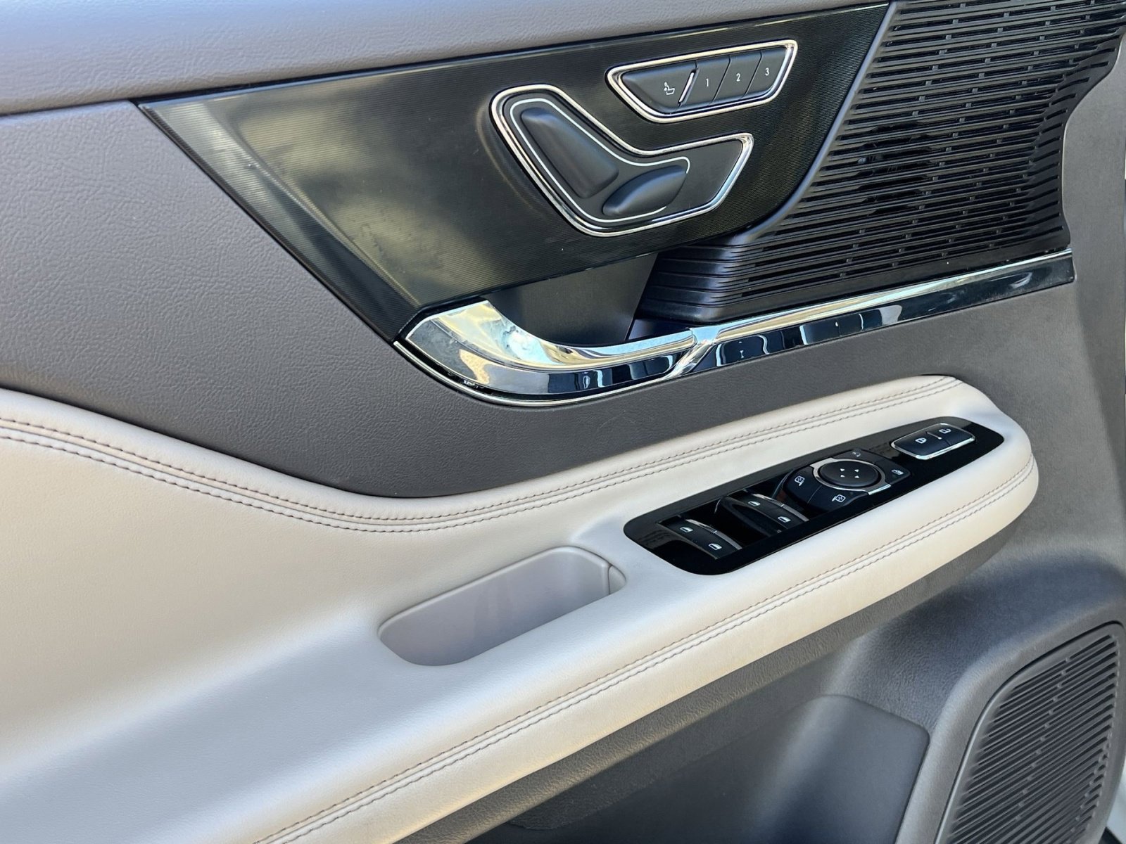 Used 2022 Lincoln Corsair Standard w/ Equipment Group 101A image 14