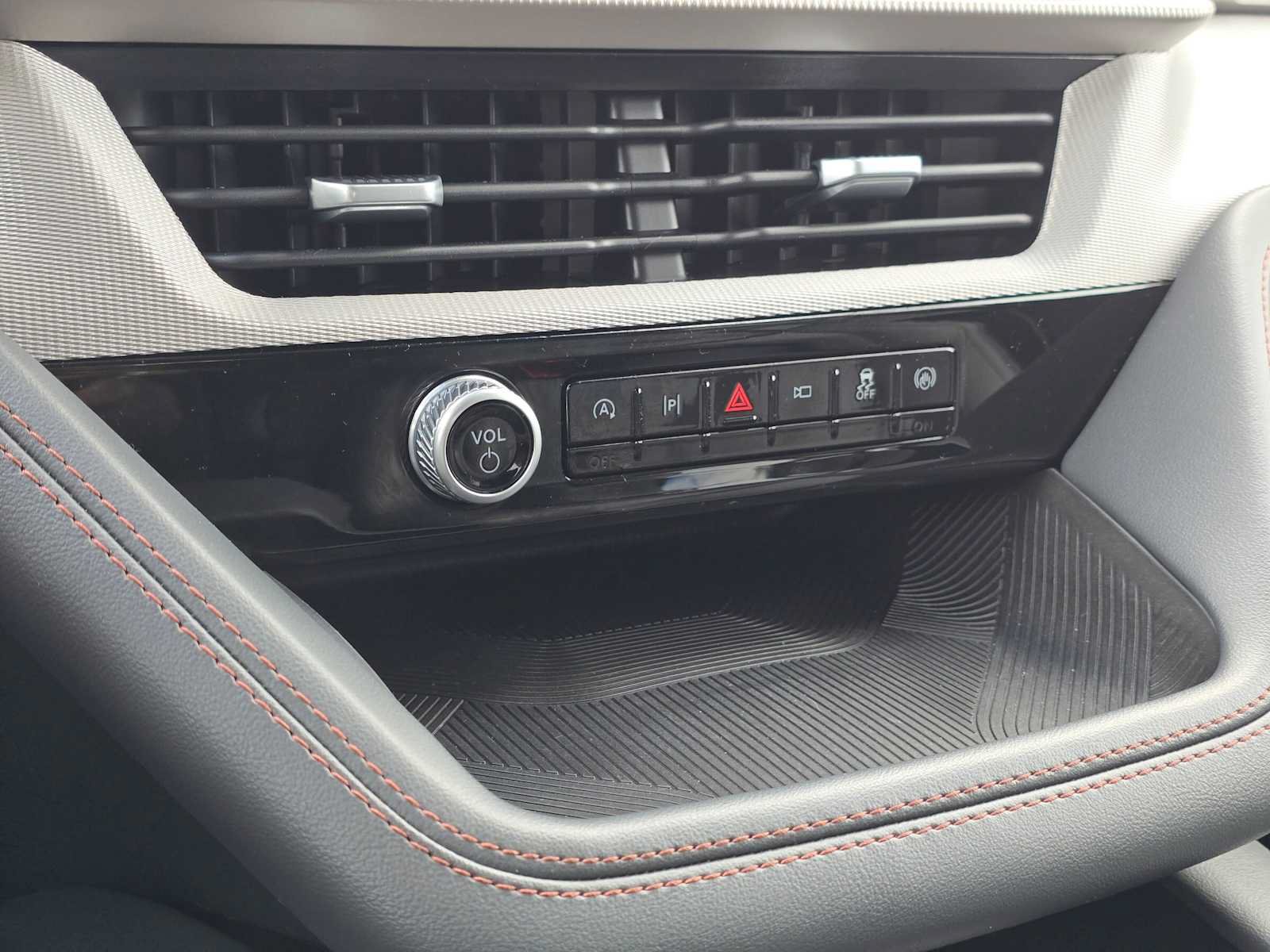 Used 2025 Ford Explorer Active w/ Active Comfort Package RWD image 31