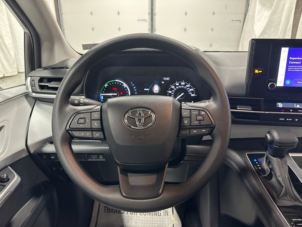 Used 2025 Toyota Sienna LE image 17