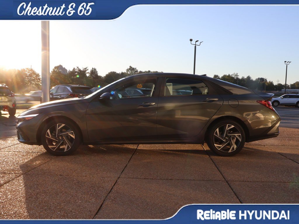 Certified 2025 Hyundai Elantra Sport FWD image 3