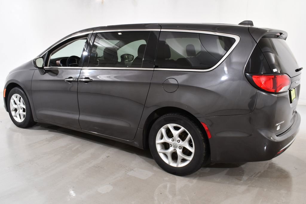 Used 2018 Chrysler Pacifica Touring Plus w/ Tire & Wheel Group FWD image 15