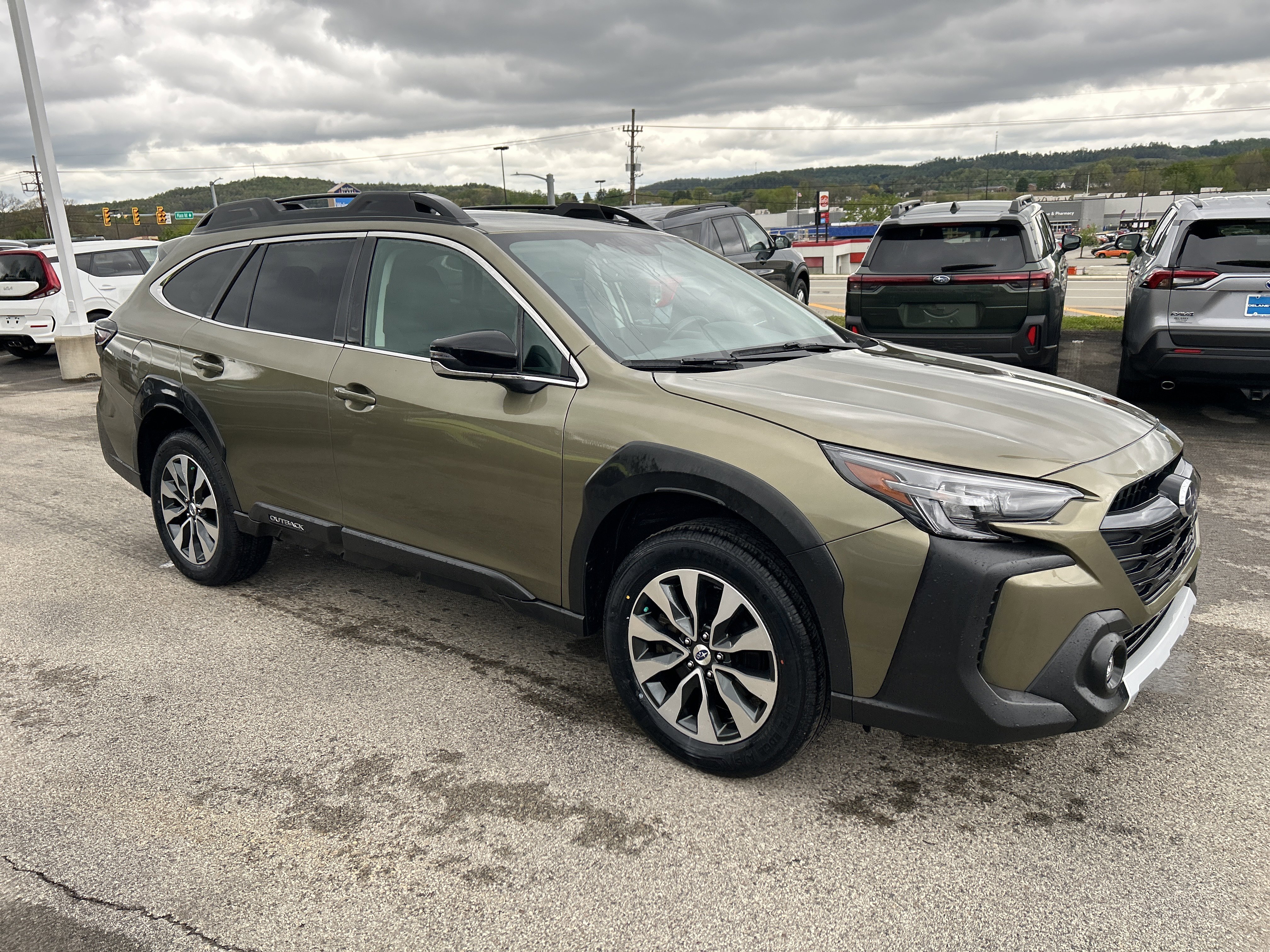 Used 2024 Subaru Outback Limited AWD/4WD image 2