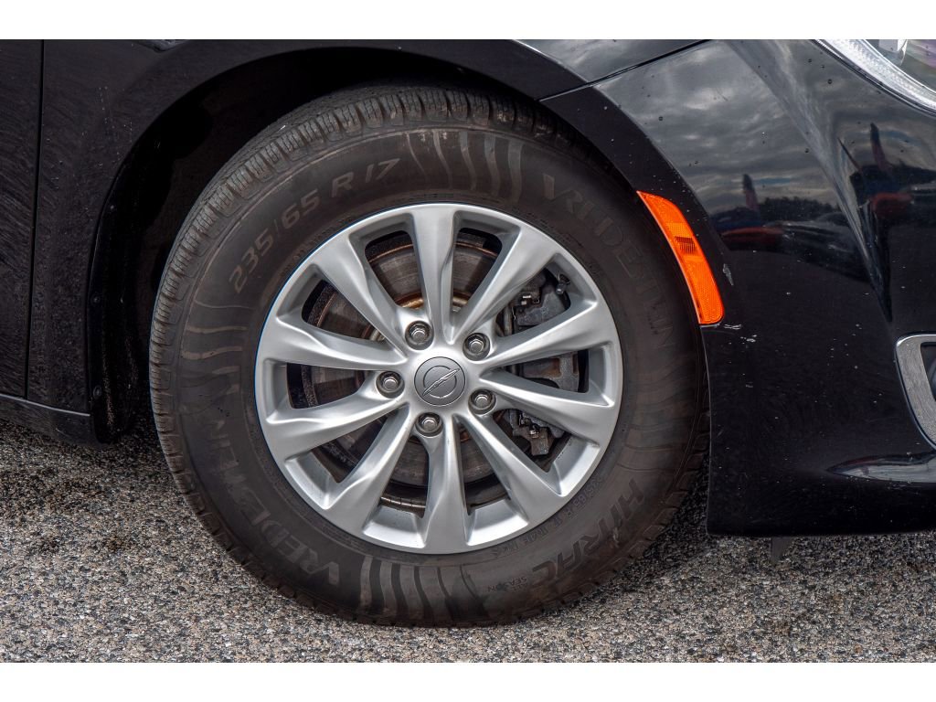 Used 2019 Chrysler Pacifica Touring-L image 29