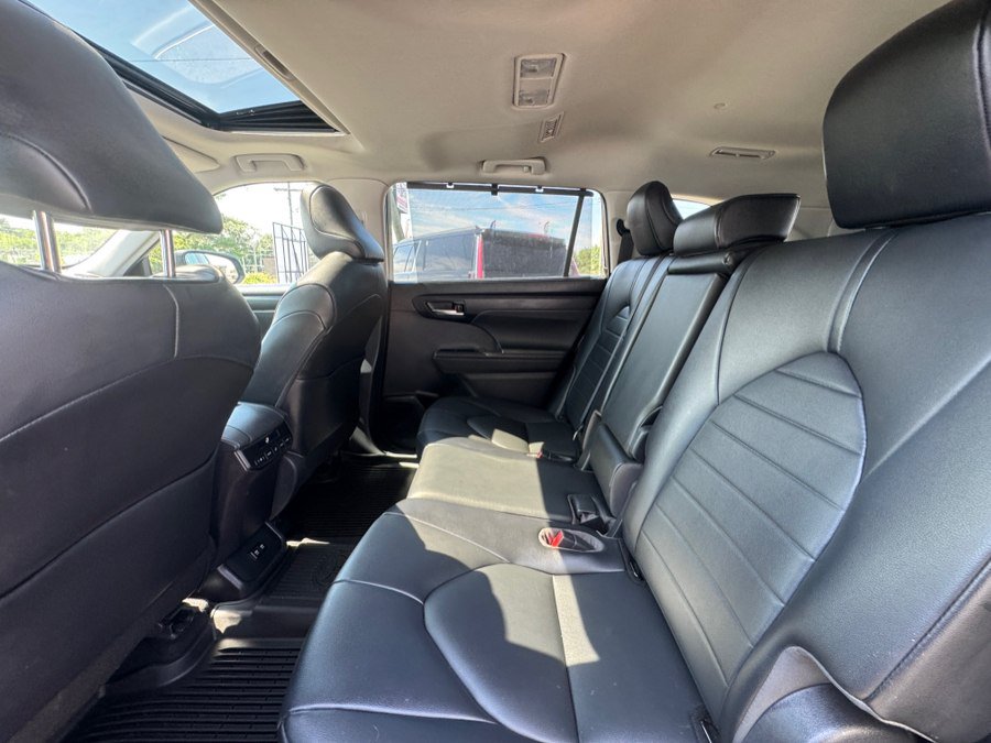 Used 2021 Toyota Highlander XLE AWD/4WD image 25