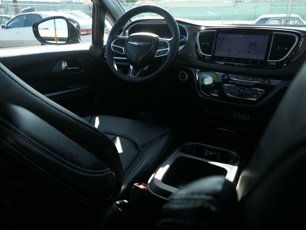 Used 2025 Chrysler Pacifica Select image 22