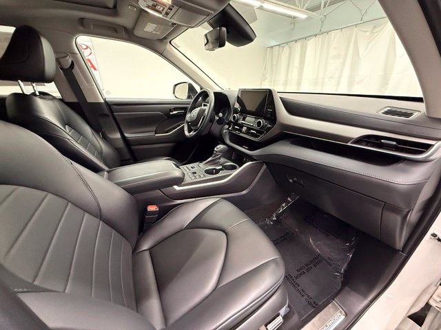 Used 2023 Toyota Highlander XLE AWD/4WD image 9