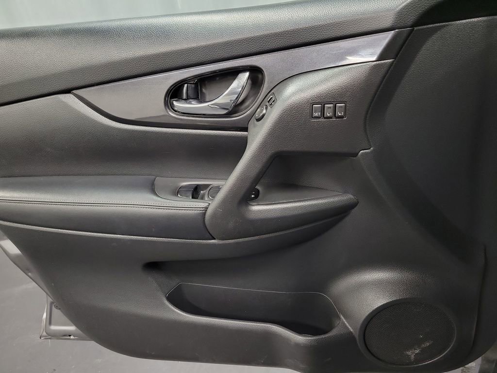 Used 2018 Nissan Rogue SV w/ Premium Package image 22