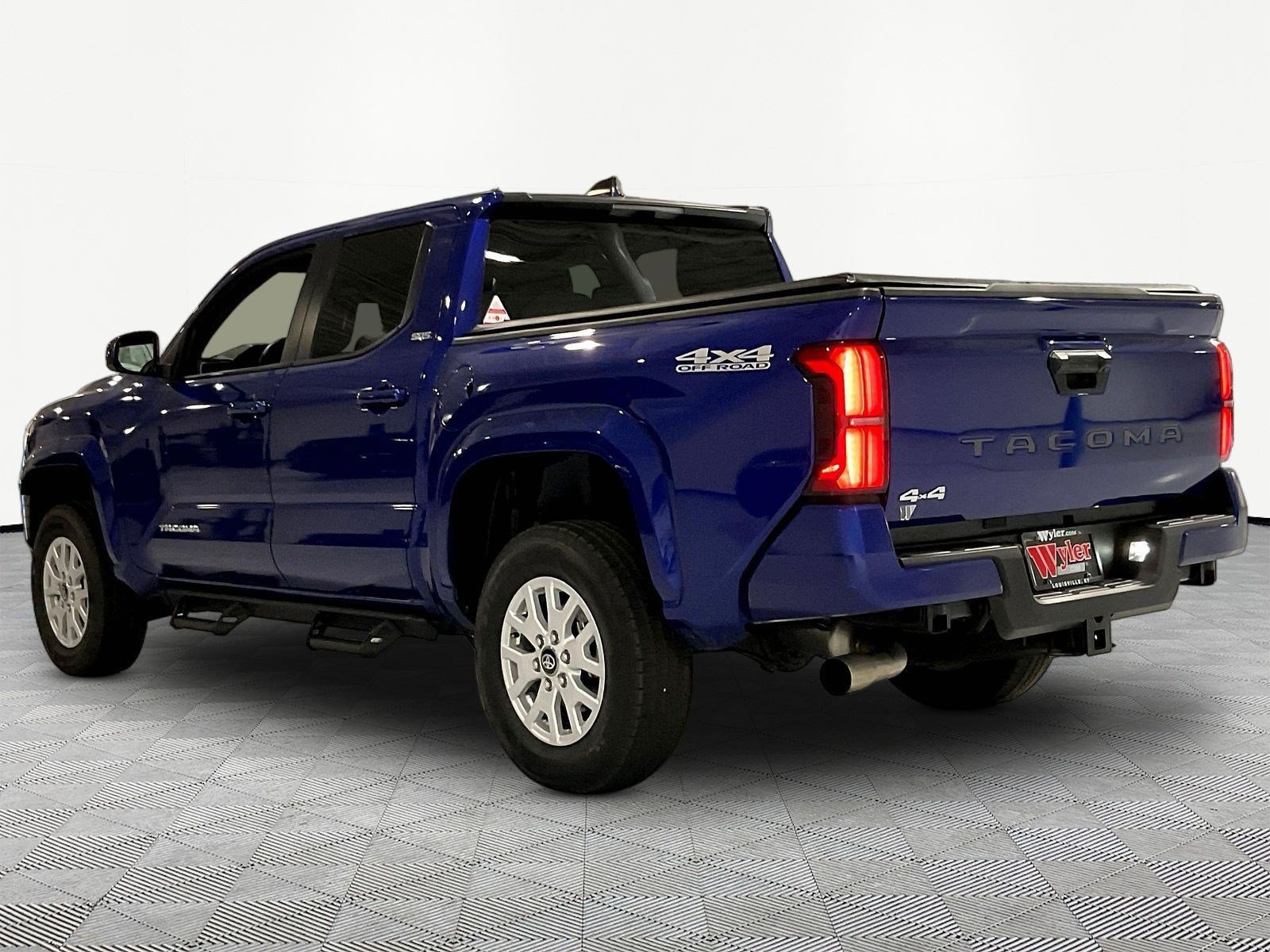 Used 2025 Toyota Tacoma SR5 AWD/4WD image 4