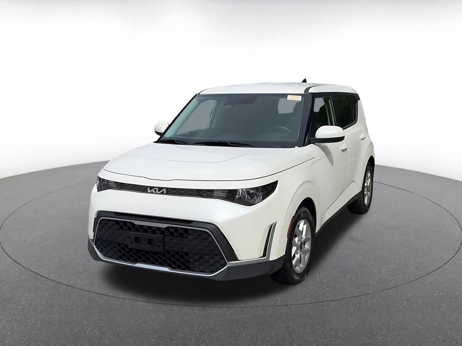 Used 2025 Kia Soul LX w/ LX Technology Package FWD image 4