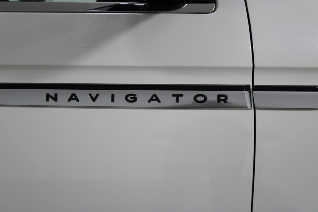 Used 2025 Lincoln Navigator Reserve image 13