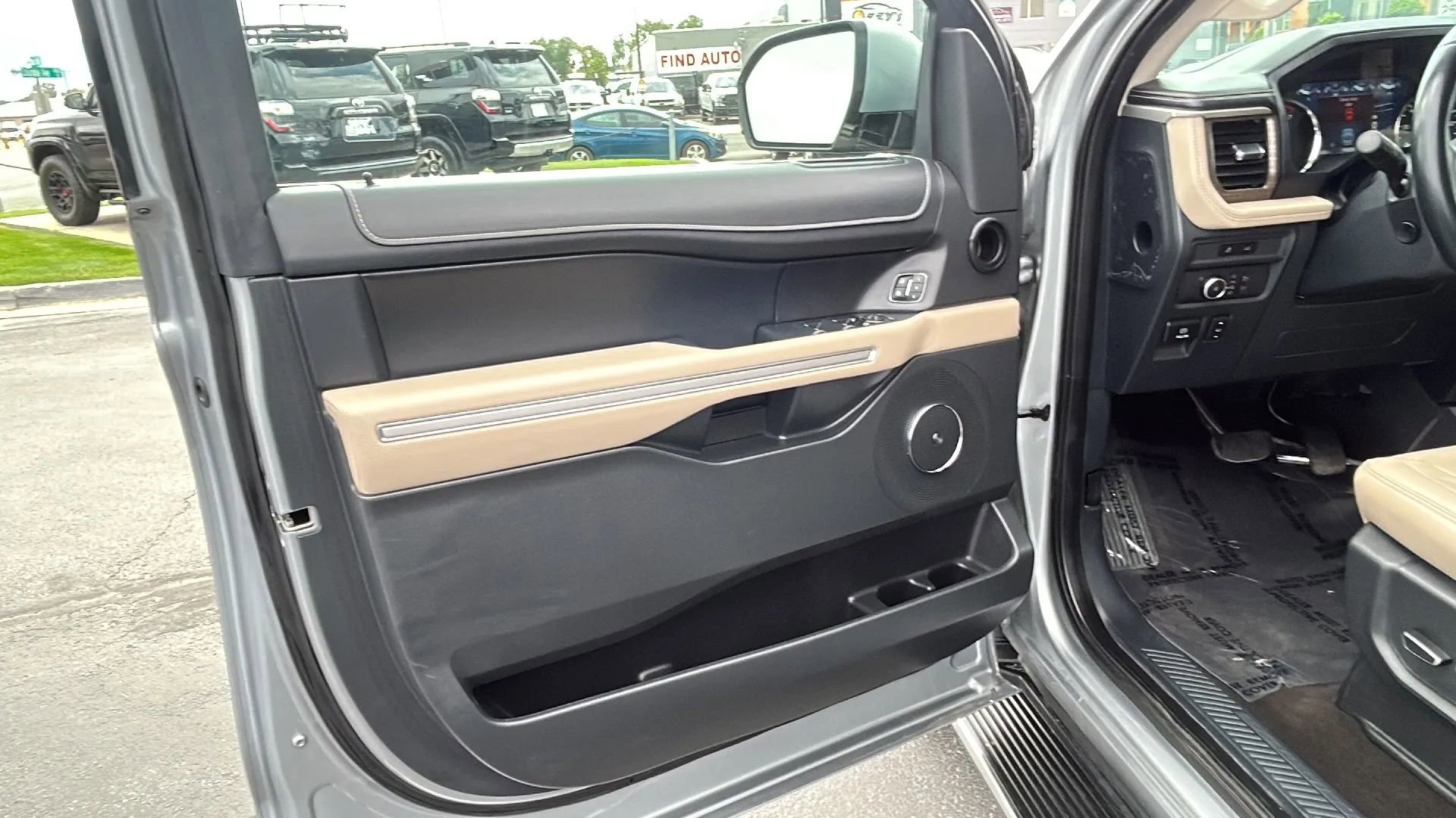 Used 2023 Ford Expedition Limited image 9