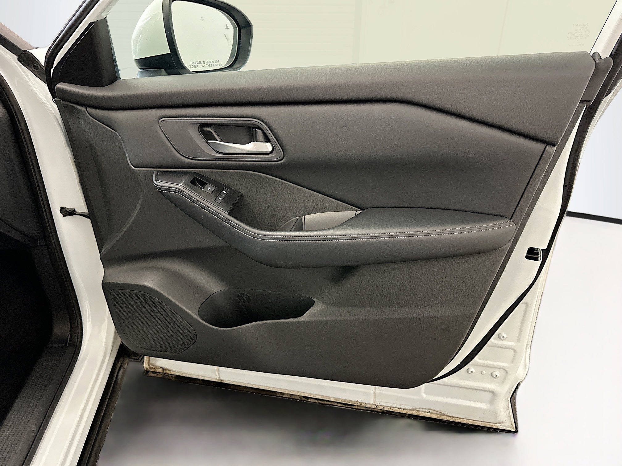 Used 2025 Nissan Rogue SV image 33