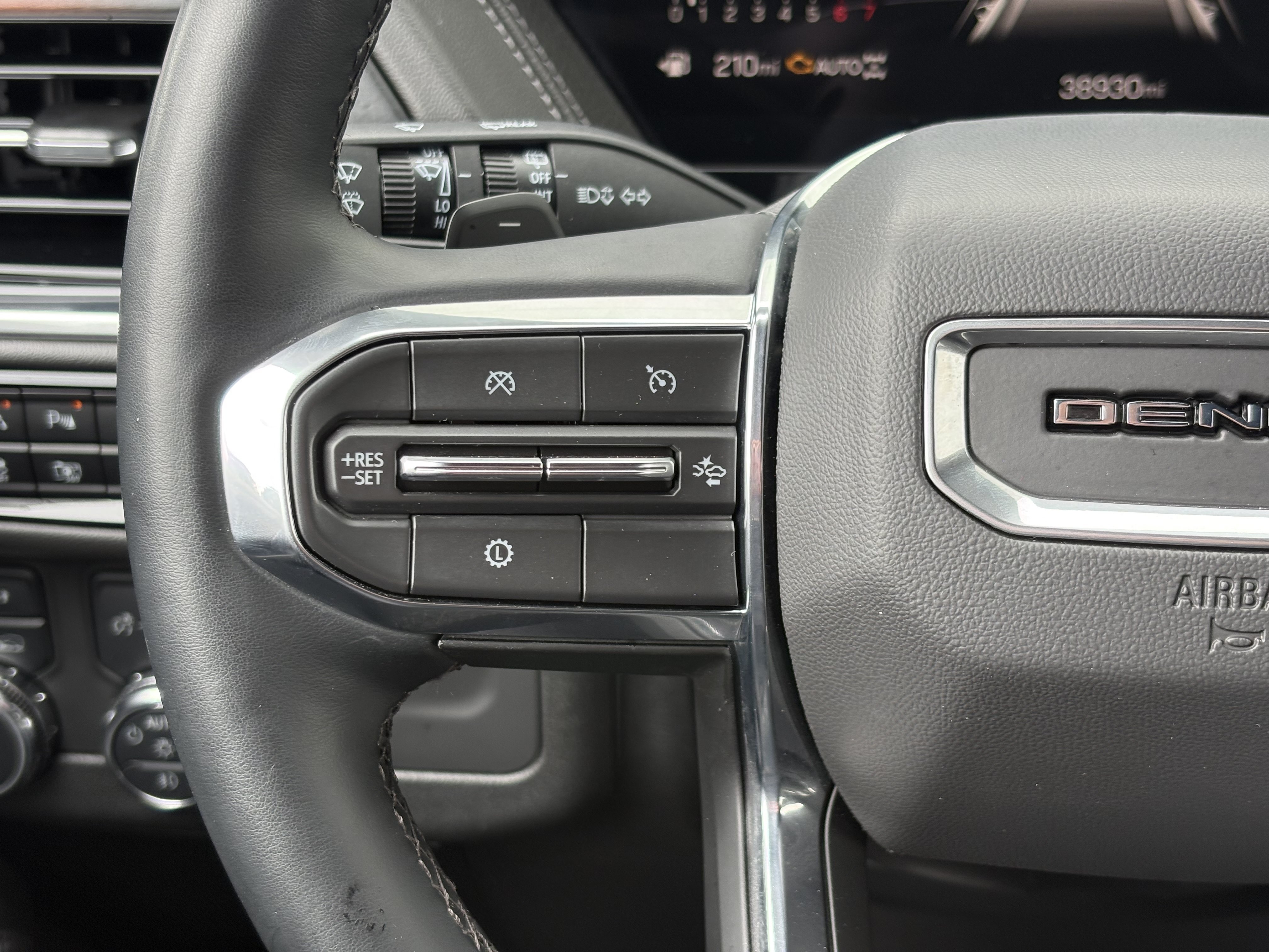 Used 2025 GMC Yukon XL Denali AWD/4WD image 18