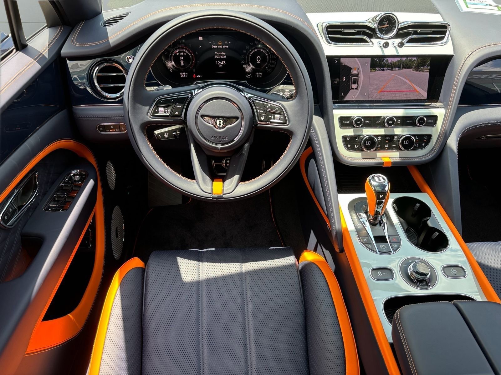 Used 2024 Bentley Bentayga image 30