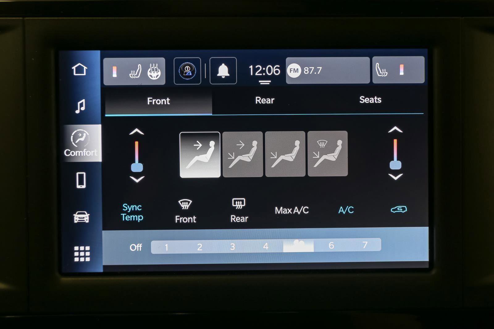 Used 2024 Chrysler Voyager LX image 26