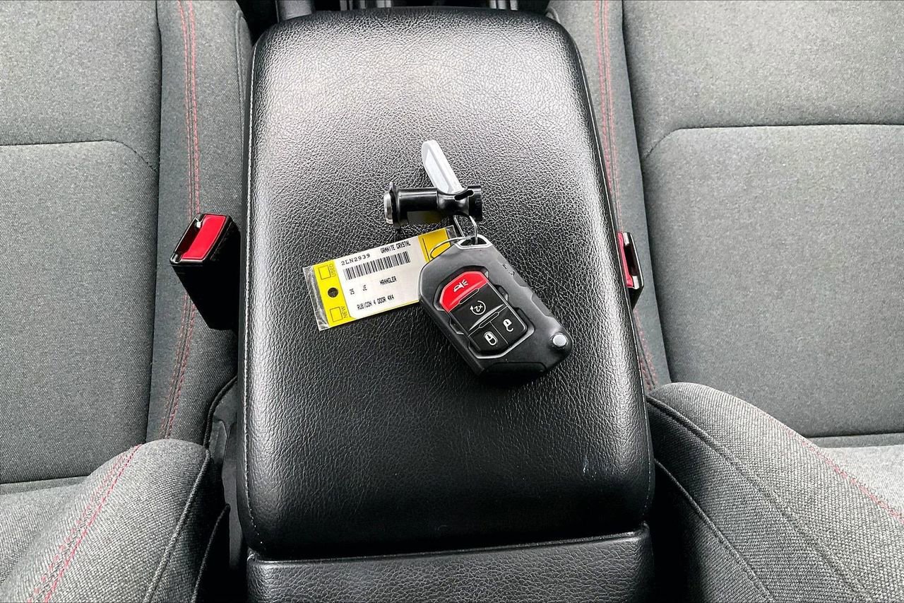 Certified 2025 Jeep Wrangler Unlimited Rubicon w/ Convenience Group image 31